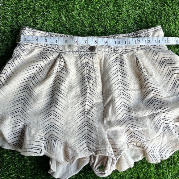 Geometric Print Ruffle Shorts - Picture 3 of 3